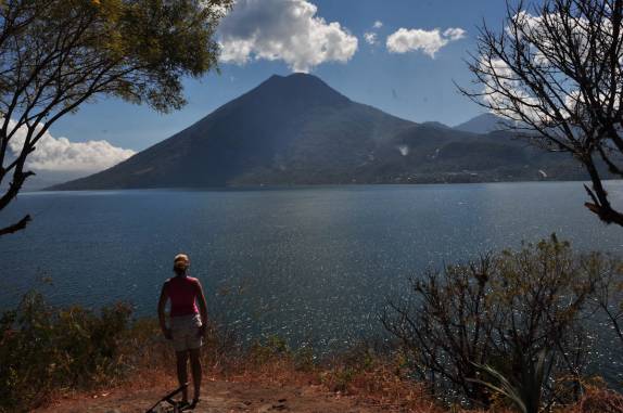 O belo lago de Atitlán, cercado por vulcões, visto de San Marcos, na Guatemala